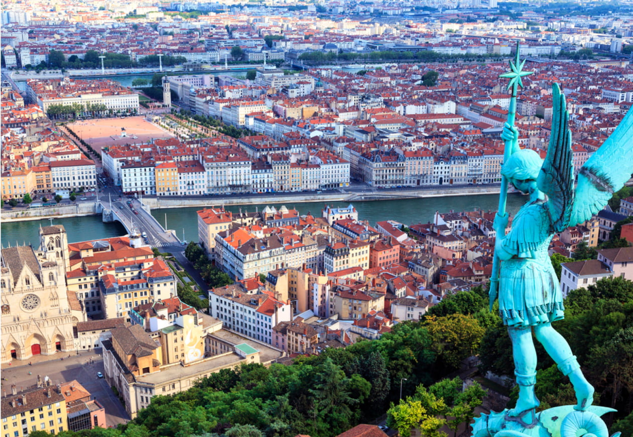 La Statue Saint-Michel surplombant Lyon